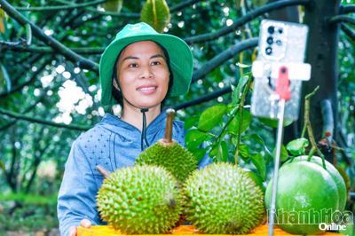 Nữ nông dân vùng cao mang 'vườn nhà' lên mạng