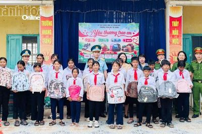 Trao hơn 3 tấn rau, củ và quà tặng cho học sinh Trường THCS Bùi Thị Xuân