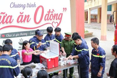 400 suất cháo được phát miễn phí đến bệnh nhân và người nhà bệnh nhân