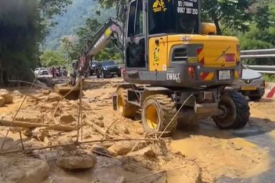 Bùn đất tràn xuống Quốc lộ 4D, giao thông qua xã Cốc San bị ảnh hưởng cục bộ