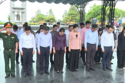 Đoàn công tác Văn phòng Trung ương Đảng tri ân các anh hùng liệt sĩ, gia đình chính sách tại tỉnh Quảng Trị