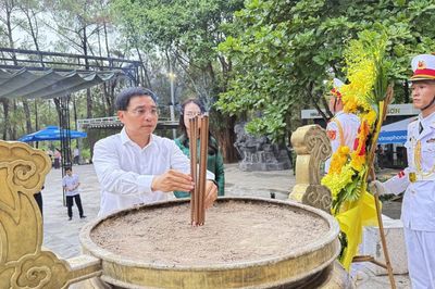 Đồng chí Phó Thủ tướng Chính phủ Nguyễn Văn Thắng tri ân các anh hùng liệt sĩ tại Quảng Trị