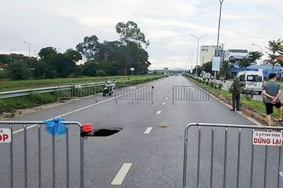 Xử lý hố sụt lún trên tuyến đường gom nút giao Yên Bình