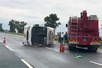 Xe khách va chạm ô tô 7 chỗ trên cao tốc Hà Nội - Hải Phòng, 4 người bị thương