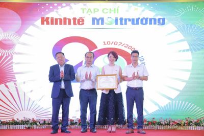 Chi hội Nhà báo Tạp chí Kinh tế Môi trường nhận Bằng khen của Hội Nhà báo Việt Nam