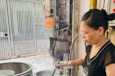 Giá xăng giảm, hàng quán vẫn 'đau đầu' vì 3 nhóm chi phí lớn