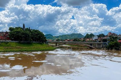 Công an tỉnh Lạng Sơn vào cuộc xác minh bọt trắng tại cửa xả ra sông Kỳ Cùng