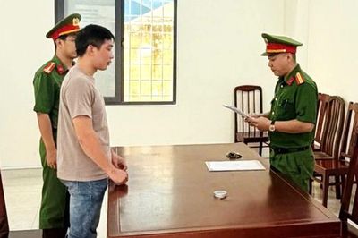 Khởi tố chủ kho hàng chứa hơn 4.000 đôi giày dép giả mạo hàng hiệu