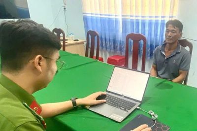 Ra đầu thú sau khi cản trở khai thác mỏ cát trên sông Hậu