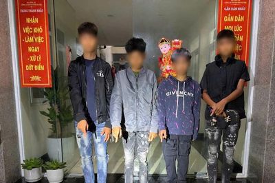 Tuần tra, phát hiện nhóm trẻ hư cất vũ khí tại xưởng gỗ