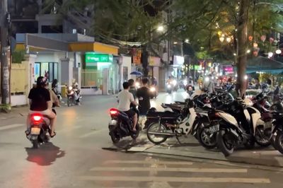 Tràn lan vi phạm trật tự đô thị trên phố Triều Khúc