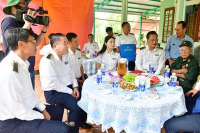 Tổng Kiểm toán nhà nước Nguyễn Hữu Nghĩa thăm, tặng quà các gia đình chính sách tỉnh Quảng Trị
