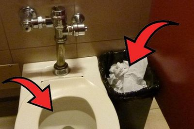Nên vứt giấy vệ sinh vào bồn cầu hay thùng rác mới đúng?