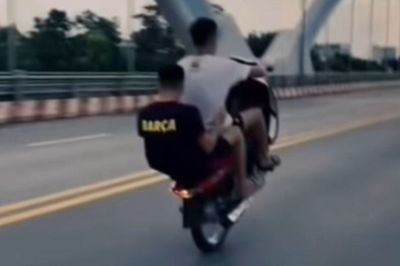 Bốc đầu xe máy trên cầu, thanh niên 18 tuổi bị chuyển hồ sơ sang cơ quan điều tra