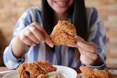 5 thói quen ăn tối âm thầm làm giảm tuổi thọ, nhiều người vẫn duy trì mỗi ngày