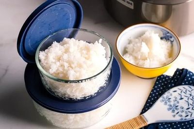 Nhiều gia đình vẫn để cơm nguội qua đêm theo cách này mà không biết đang tăng nguy cơ mất an toàn thực phẩm