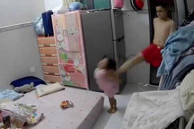 Công an phường Lái Thiêu tạm giữ cha dượng bạo hành dã man bé gái 3 tuổi con riêng của vợ