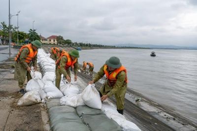 Bộ Nông nghiệp và Môi trường chỉ đạo bảo đảm an toàn đê điều ứng phó bão số 1