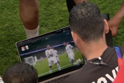 Đối thủ dùng 'vũ khí bí mật', đội Ai Cập mở laptop tìm Mbappe làm quân sư