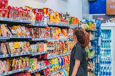 Vì sao xăng dầu giảm hết cỡ, hàng hóa dịch vụ gần như không giảm theo?