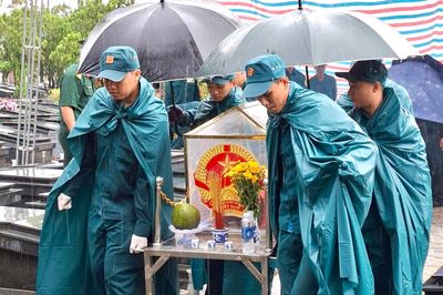 Những ngày không nghỉ ở nghĩa trang Trảng Bom để tìm lại tên cho các liệt sĩ