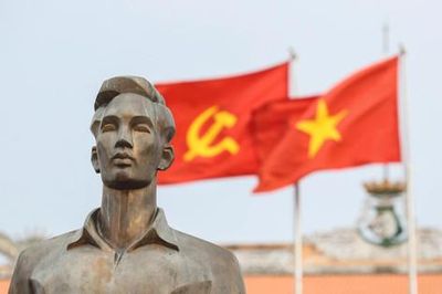 Bác Hồ sống mãi với non sông