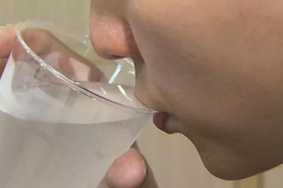 Trời nóng, người lớn tuổi rất dễ mất nước: 2 cách đơn giản giúp bạn kiểm tra ngay tại nhà
