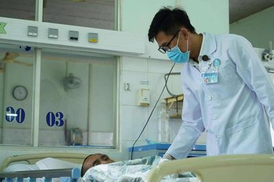 Người bác sĩ trẻ dân tộc Cơ Ho nặng lòng với bệnh nhân HIV/AIDS