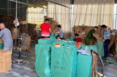 Thu giữ hơn 4.600 gói trà giả, khởi tố chủ cơ sở sản xuất