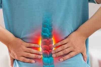 Đau lưng âm ỉ là dấu hiệu cảnh báo những bệnh gì?