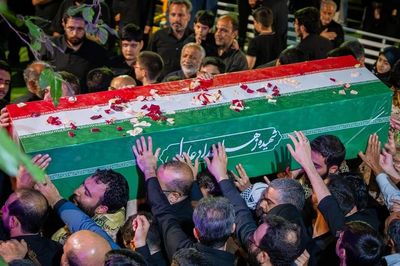 Biển người Iran đổ về thủ đô Tehran tiễn biệt cố Lãnh tụ Tối cao Ali Khamenei