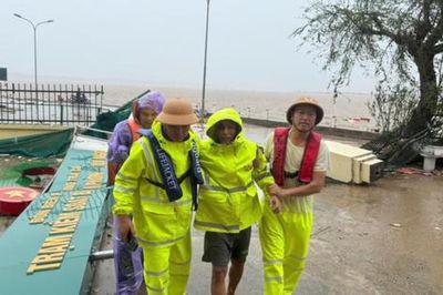 Quảng Ninh: Cứu nạn 3 thuyền viên bị chìm tàu do bão số 1