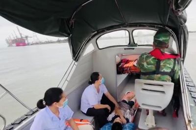 Hải Phòng: Kịp thời đưa khách du lịch vào đất liền cấp cứu khi ứng trực bão
