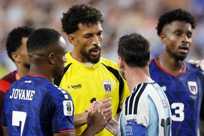 Câu nói của Messi với Vozinha sau cái ôm gây bão