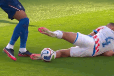 Hai tình huống cầu thủ Paraguay 'đấu võ' với Mbappe