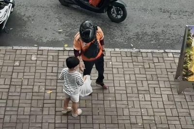 Màn tương tác gây bão của shipper TP.HCM và em bé 4 tuổi