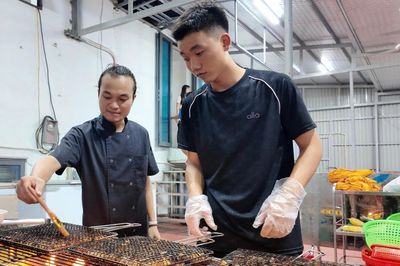 Mổ heo, đãi cơm 50 người mắc kẹt trong bão Maysak ở Quảng Ninh