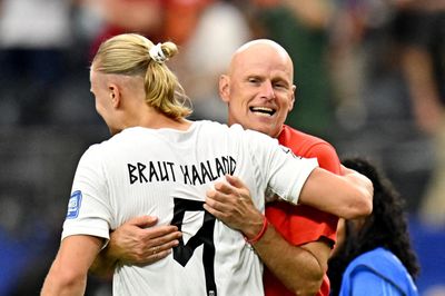 HLV Na Uy: Haaland là cỗ máy, Vinicius là vũ công