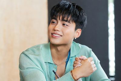 MONO giới thiệu album dạng 'bữa tiệc im lặng', tạm thu điện thoại người dự