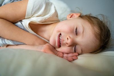 Vì sao trẻ lại nghiến răng khi ngủ?