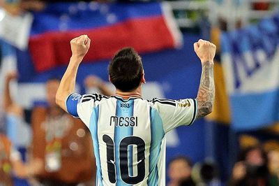 Chẳng có cuộc so kè nào giữa Messi và Ronaldo