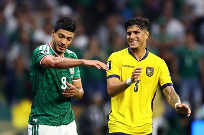 FIFA điều tra Mexico trước trận đại chiến tuyển Anh
