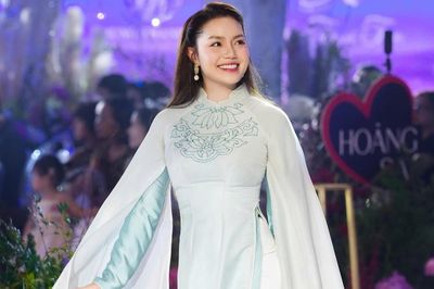Ngọc Anh xuất hiện cùng chồng trên sàn diễn