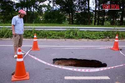 Cận cảnh hố sụt lớn án ngữ giữa lòng đường ở Thái Nguyên