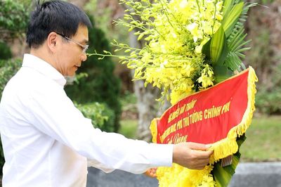 Phó Thủ tướng Nguyễn Văn Thắng tri ân các anh hùng liệt sĩ tại những 'địa chỉ đỏ' miền Trung