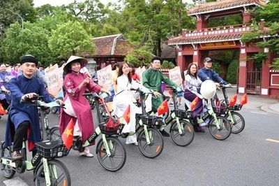 Hơn 200 người đạp xe trong tà áo dài lan tỏa thông điệp sống xanh ở Huế