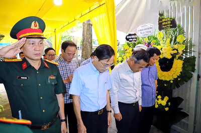 Đoàn đại biểu tỉnh Thanh Hóa viếng Anh hùng LLVT nhân dân Ngô Thị Tuyển