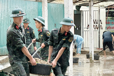 Quảng Ninh: Bộ đội đảo Vĩnh Thực khẩn trương giúp nhân dân khắc phục hậu quả sau bão
