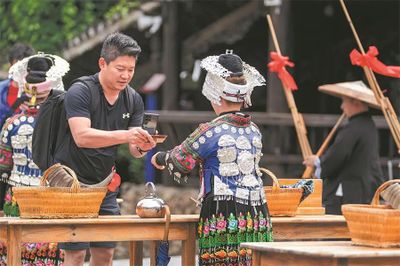 Trung Quốc bảo tồn di sản văn hóa Miêu qua nhiều thế hệ