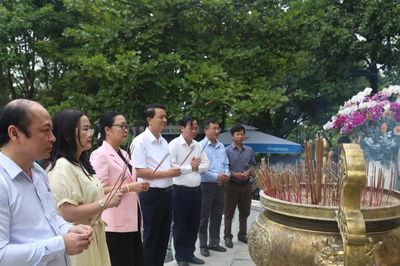 Thứ trưởng Bộ GD&ĐT Nguyễn Thị Quyên Thanh tri ân các liệt sĩ ở Quảng Trị